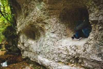 Einsames Kind versteckt sich in einer Höhle